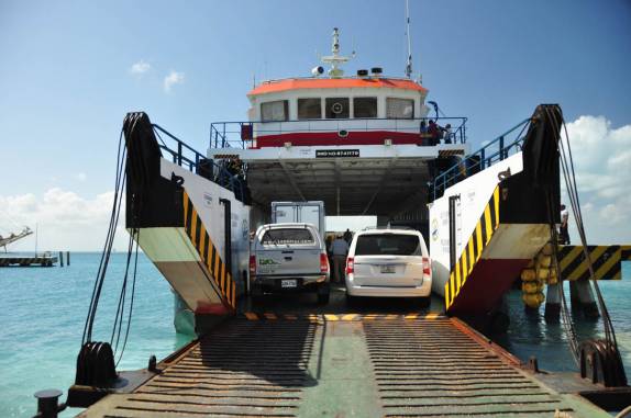 A Fiona é o último carro a conseguir entrar no ferry da Isla Mujeres para Cancún, no litoral sul do México, do lado do Caribe